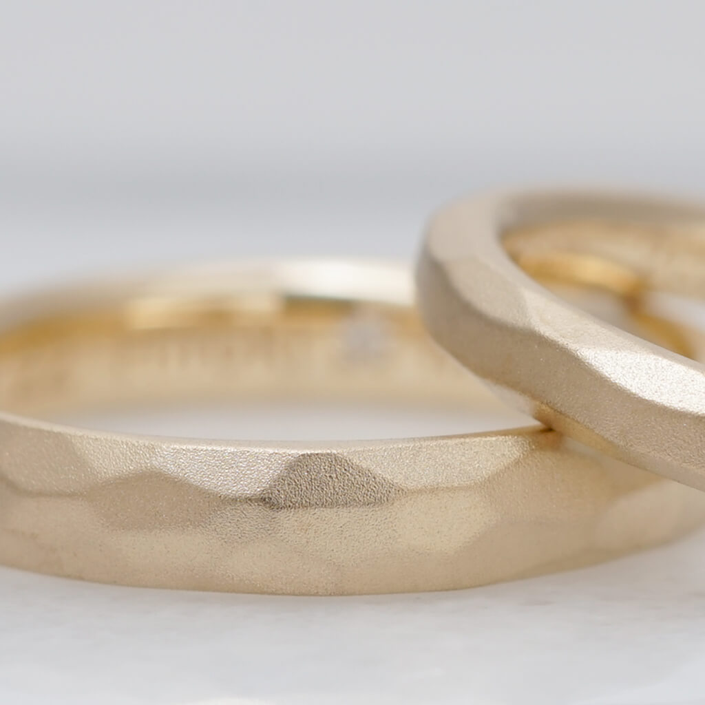 イエローゴールドの結婚指輪の写真
