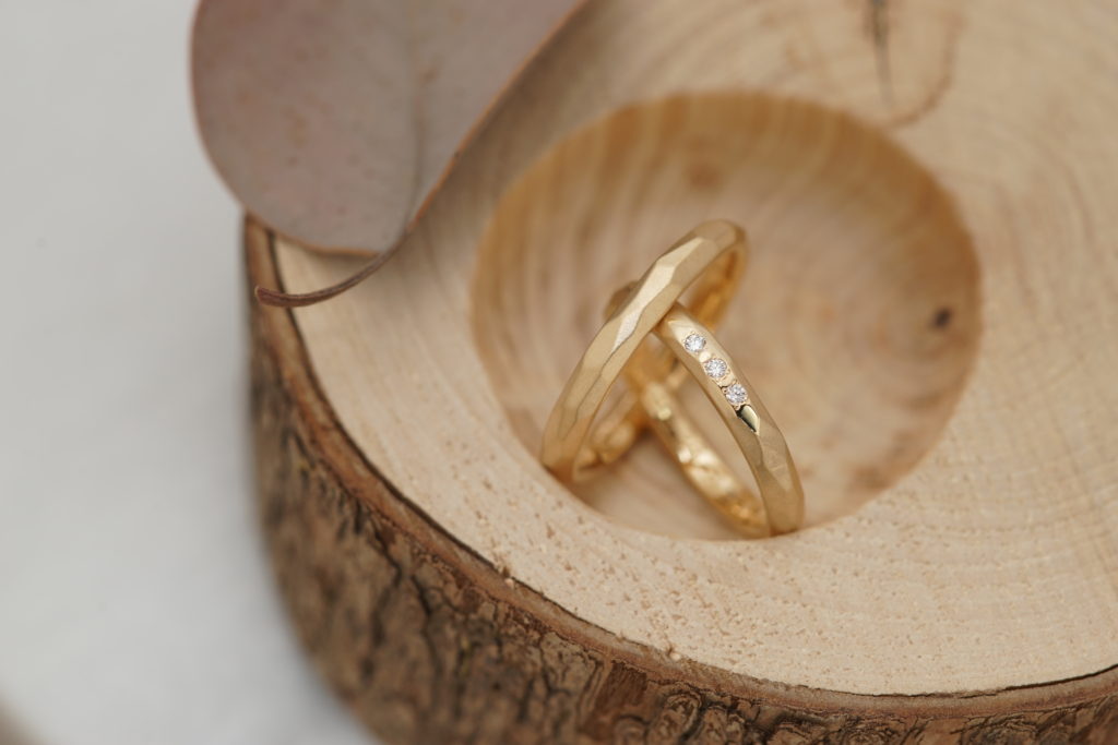 槌目模様の結婚指輪 | 【20代30代に人気！】結婚指輪を手作りできる噂